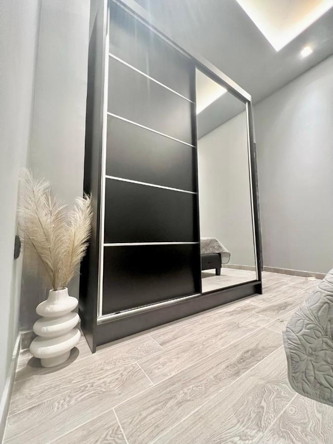 Luxury Black And White Interior Apartments Calamata Exterior foto